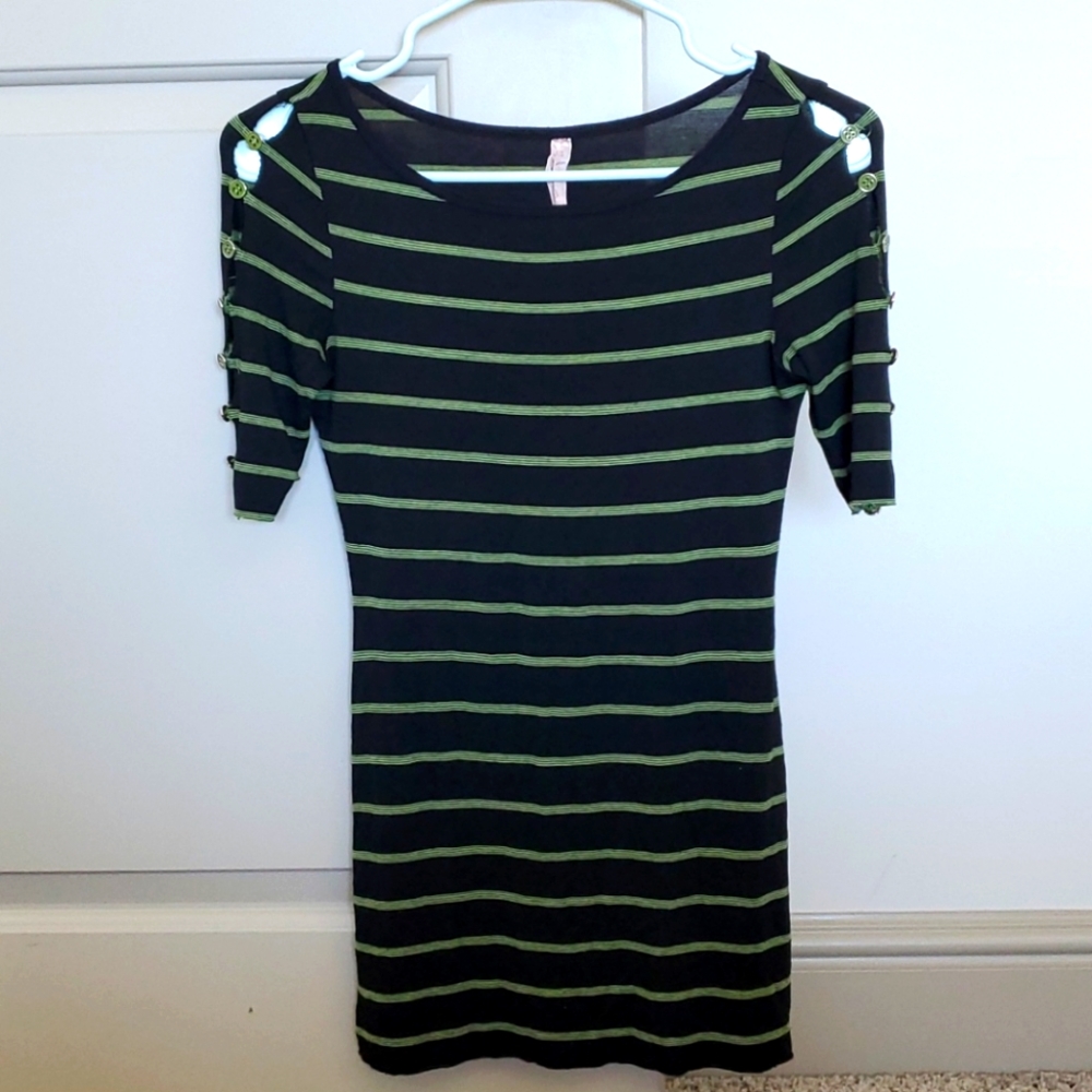Bailey 44 top black w green stripes xs